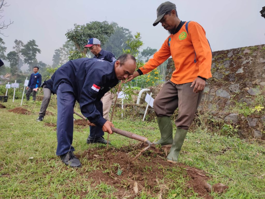 Penanaman tanaman oleh mdmc temanggung
