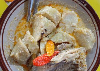 Opor Ayam Kampung Pak Pangat: Kuliner Legendaris dari Cepu, Blora